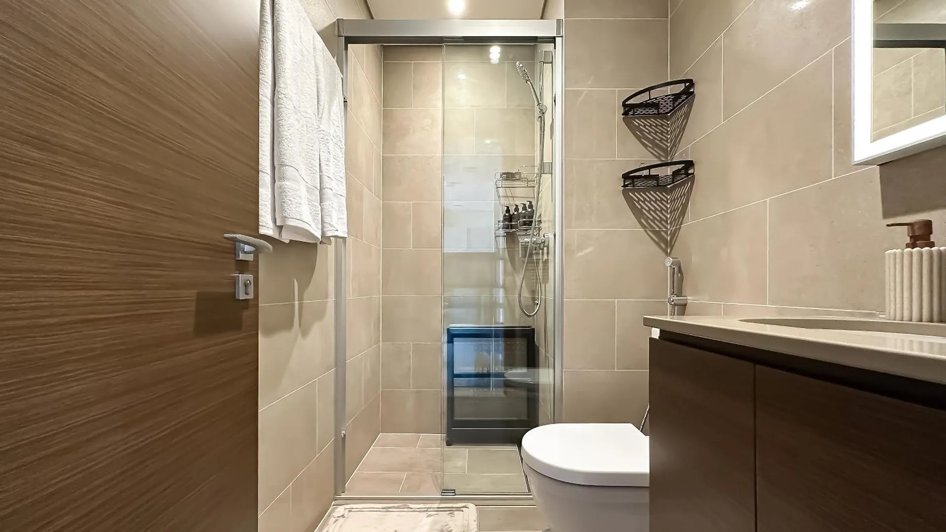 Trophy-Live In Style Artistic Flair Unit Apartment Dubai