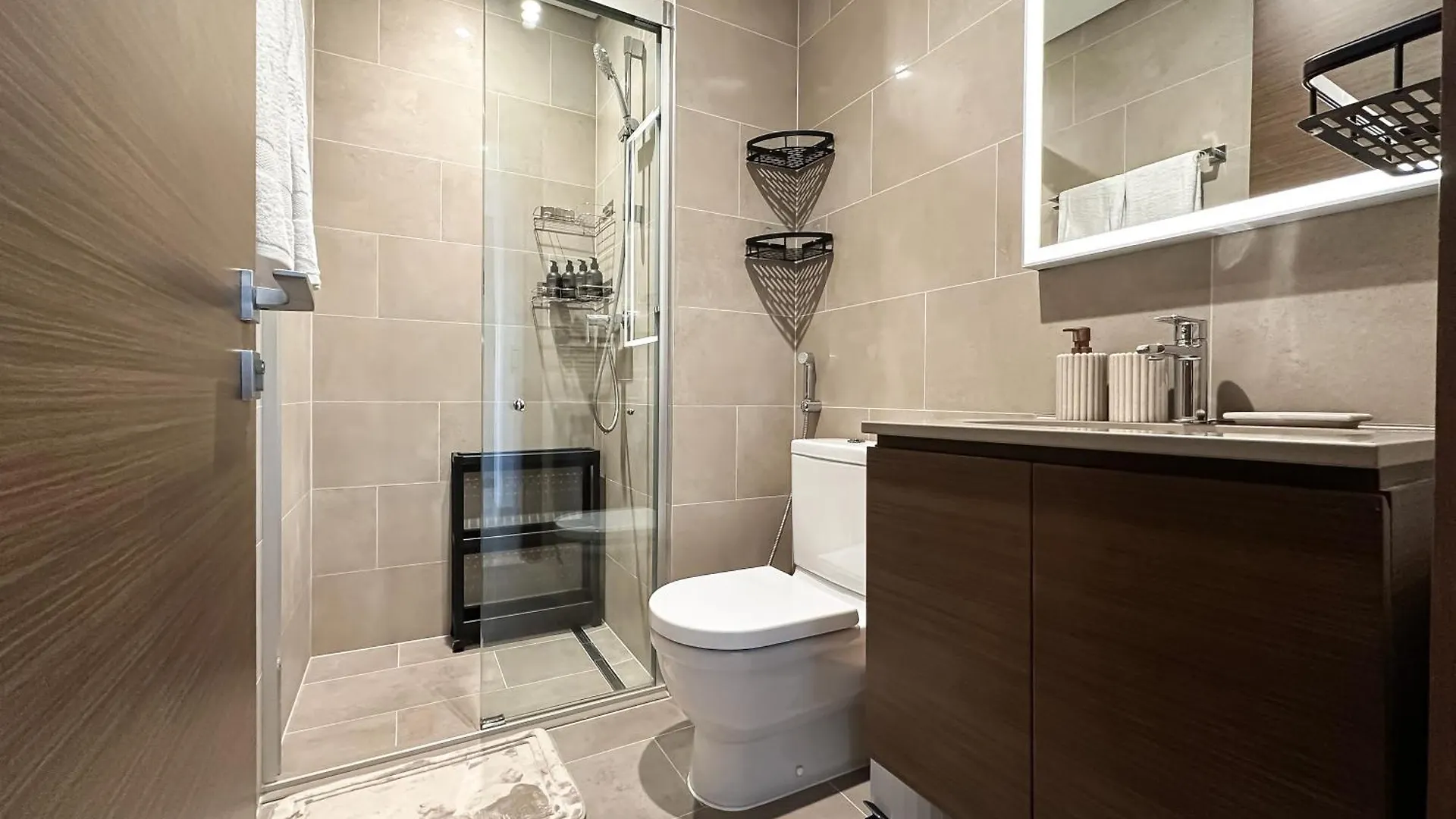 Trophy-Live In Style Artistic Flair Unit Apartment Dubai
